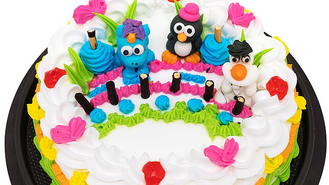 Ist die Torte bunt genug? Das Motto aktuell? Kindergeburtstage können ganz schön stressen.