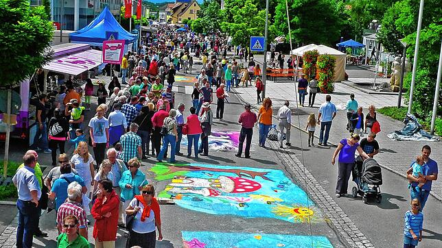 Das Blumberger Street Art Festival zieht Menschen aus nah und fern in seinen Bann wie hier im Jahr 2014. Bild: Roland Sprich