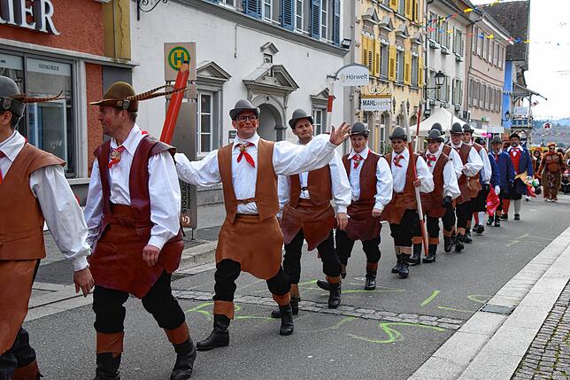 Bild 11: Bilder vom Narrenbaum-Umzug in Stockach mit Schaulustigen