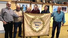 Die alten Herren der Feuerwehr präsentieren stolz die 1864 geweihte Fahne (von links): Günter Kramer, Helmut Burger, Jürgen Bartelt, ...