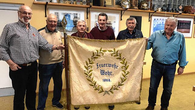 Die alten Herren der Feuerwehr präsentieren stolz die 1864 geweihte Fahne (von links): Günter Kramer, Helmut Burger, Jürgen Bartelt, ...