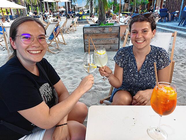 Diese zwei Studentinnen genießen ihren Drink am Wochenende in der Strandbar bei der HTWG.