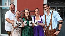 Stoßen schon mal auf das Oktoberfest des Fanfarenzugs an: (von links) Uwe Guduscheit, Annika Horning, Larissa Schäuble, Kirstin Ehe und ...