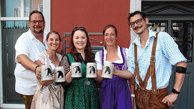 Stoßen schon mal auf das Oktoberfest des Fanfarenzugs an: (von links) Uwe Guduscheit, Annika Horning, Larissa Schäuble, Kirstin Ehe und ...