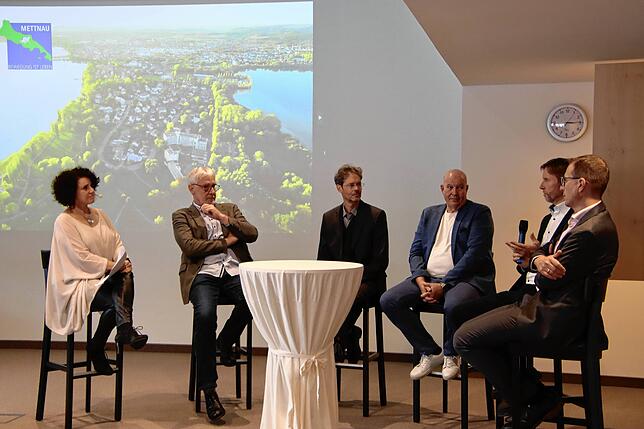 Nicola Reimer moderiert eine Gesprächsrunde zum Thema Prävention und Rehabilitation mit den ehemaligen Patienten Jürgen Riedlinger und ...