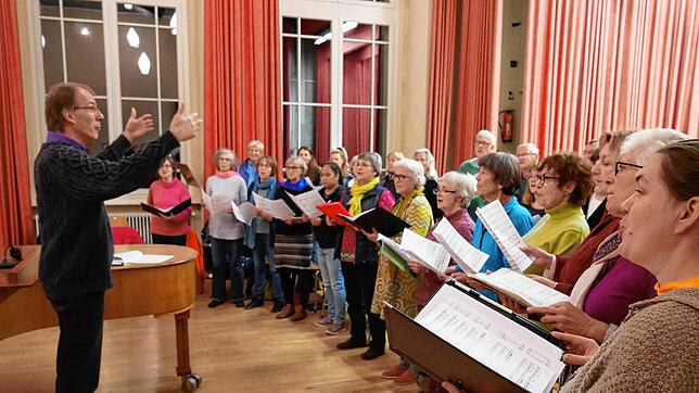 Der Kammerchor bereitet sich unter der Leitung von Dirigent Wolfgang Haller intensiv auf sein Adventskonzert vor. Bild: Michael Gottstein