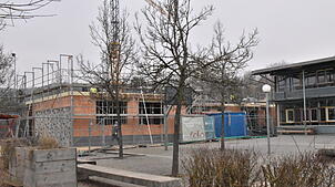 Der Schulerweiterungsbau wächst stetig. Der Gemeinderat beschloss nun weitere Ausschreibungen. Freiwerdende Räume in der alten Schule ...