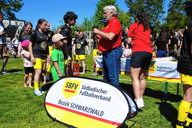 Bild 3: Die Damen des FC Wolterdingen holen den Bezirkspokal. Die Bildergalerie vom Finale gibt es hier.