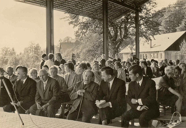 Offizielle Eröffnung der ersten Camphill Dorfgemeinschaft auf dem Lehenhof oberhalb von Deggenhausen am 25. September 1965 mit Dr. Karl ...