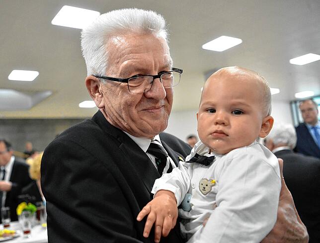 Stolzer Opa: Ministerpräsident Winfried Kretschmann hält nach seiner Wiederwahl 2016 seinen Enkel Julius auf dem Arm.