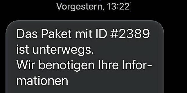 Mit gefälschten SMS locken Betrüger auf Webseiten, auf denen dann weitere Gefahren wie Spionagesoftware drohen. Ein Paket ist jedefalls ...