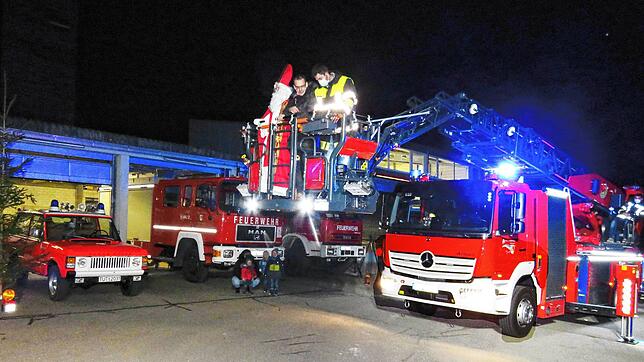 Nun ist sie da, die Drehleiter der Feuerwehr Geisingen. Da darf auch eine erste Fahrt mit dem Rettungskorb nicht fehlen. Zusammen mit ...