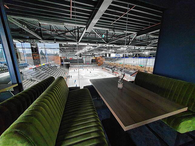 Blick aus der leeren VIP-Lounge auf die Eislauffläche der Heliosarena. Die Einrichtung kämpft um bessere Zahlen und ringt mit den Auflagen.