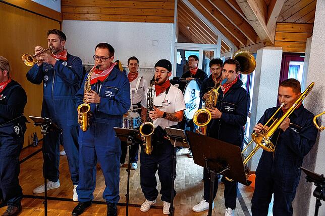 Die Villinger Kloster-Brass Band sorgt für den passenden Rahmen.