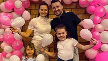 Prinzessin Samantha I. und Prinz Nusret I. mit den Töchtern Stella und Amy. Bild: privat