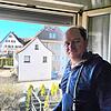 Michael Grandl wohnt direkt neben dem Haus an der Immenstaader Hauptstraße, in dem am Sonntagfrüh ein Feuer ausgebrochen und eine Frau ...
