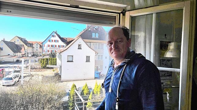 Michael Grandl wohnt direkt neben dem Haus an der Immenstaader Hauptstraße, in dem am Sonntagfrüh ein Feuer ausgebrochen und eine Frau ...