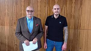 Bürgermeisterstellvertreter Rudolf Caserotto (links) verpflichtete Thomas Fessel als neuen Gemeinderat der AfD.