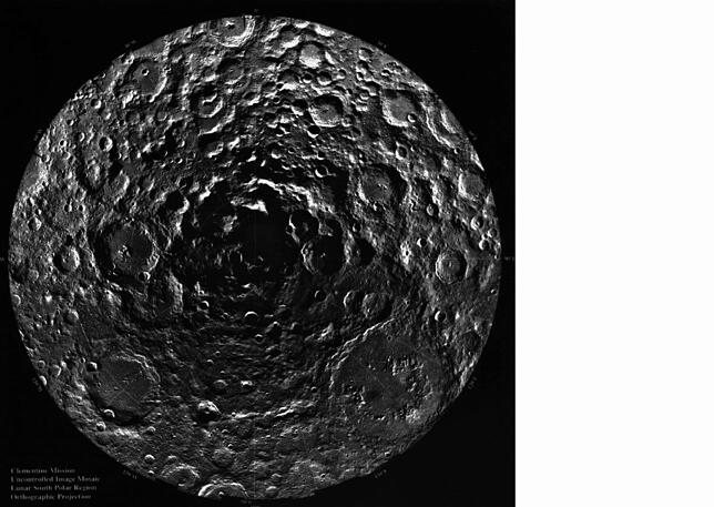Der Südpol des Mondes: Auf dem von der Raumsonde &bdquo;Clementine&ldquo; 1997 aufgenommenen Bild sieht man einen 13 Kilometer tiefen ...