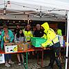 Über zwölf Paletten Hilfsgüter freuten sich Oliver Schapfel (Mitte, links) und Ortsvorsteher Fred Thelen, der aus Wallbach die ...