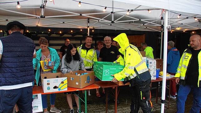 Über zwölf Paletten Hilfsgüter freuten sich Oliver Schapfel (Mitte, links) und Ortsvorsteher Fred Thelen, der aus Wallbach die ...