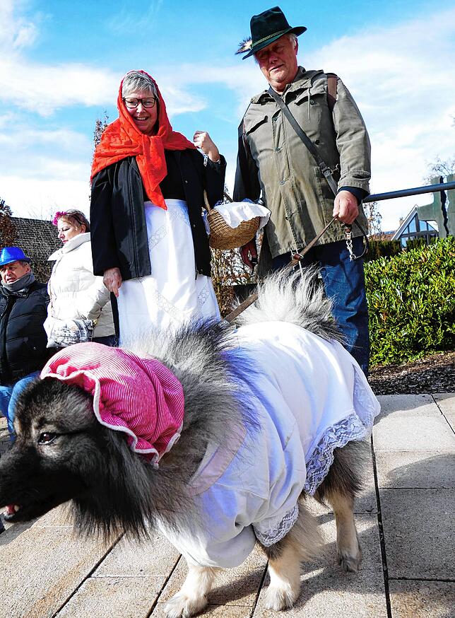 Auch Wolfsspitz „Wolfgang“ ist mit Frauchen Silvia und Herrchen Rainer am Start.