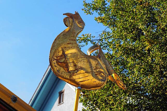 Der Wetterhahn von St. Martin ist verdellt. Die Pfarrei sammelt für seine Reparatur.