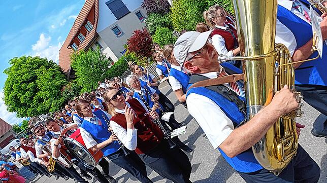 Bild 17: Festumzug am Gmeindshus Oberlauchringen – Höhepunkt des 4-tägigen Bezirksmusikfest