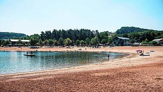 Ein Badestrand am Brombachsee (Archivbild). Bereits zum zweiten Mal hat hier ein Wels einen Badegast angegriffen und verletzt.