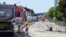 Nach der Asphaltierung dieser Spur der Radolfzeller Straße (B&nbsp;313) und einer Pause am Pfingstwochenende startet anschließend der ...