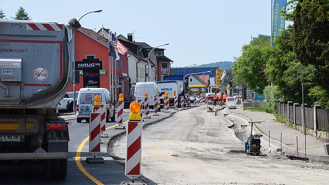 Nach der Asphaltierung dieser Spur der Radolfzeller Straße (B&nbsp;313) und einer Pause am Pfingstwochenende startet anschließend der ...