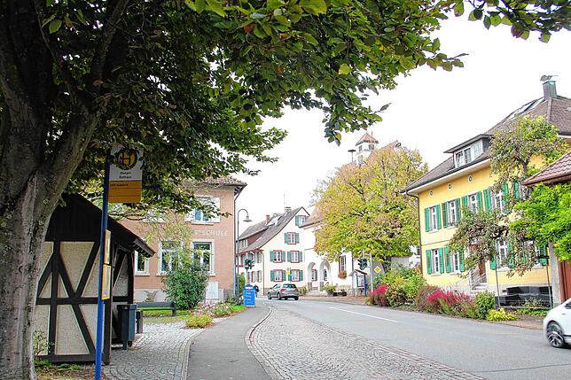 Die Bushaltestelle Rathaus-Wangen soll barrierefrau umgebaut werden.