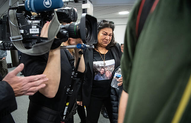 Die Eltern des getöteten Riccardo K. tragen am Tag des Urteils – wie während des gesamten Prozesses – T-Shirts mit einem ...
