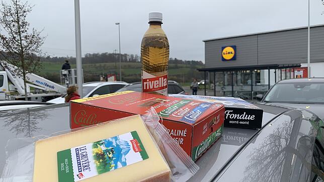 Schnäppchen in der Schweiz? Auch die Schweizer Filialen der Discounter Aldi und Lidl können mit den deutschen Preisen kaum mithalten. ...