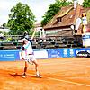 Deutsches Spitzentennis vor leeren Rängen &ndash; hier ist Louis Weßels beim Aufschlag zu sehen: Lediglich Trainer, Presse und ...