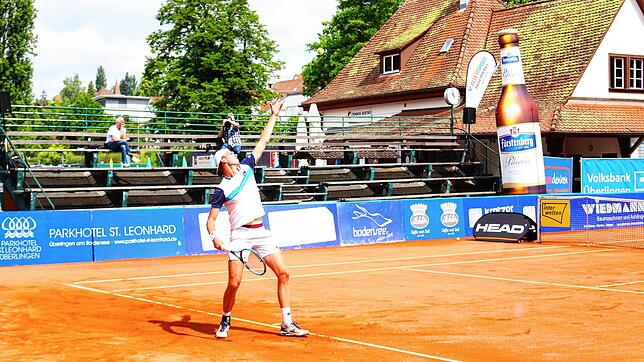 Deutsches Spitzentennis vor leeren Rängen &ndash; hier ist Louis Weßels beim Aufschlag zu sehen: Lediglich Trainer, Presse und ...