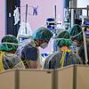 Alltag auf der Intensivstation: Die Behandlung von Corona-Patienten erfordert von Ärzten und Pflegern mehr Zeit. Das führt zu einer ...