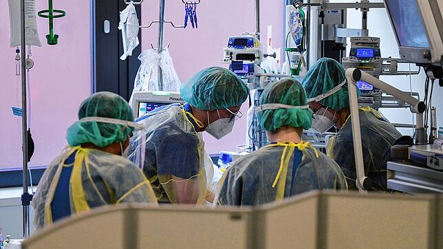 Alltag auf der Intensivstation: Die Behandlung von Corona-Patienten erfordert von Ärzten und Pflegern mehr Zeit. Das führt zu einer ...
