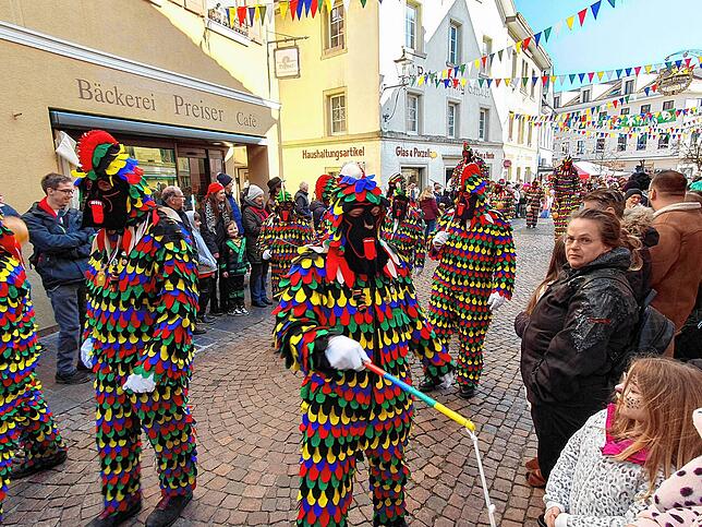 Bild 6: So bunt ist der Umzug beim großen Narrentreffen in Tiengen