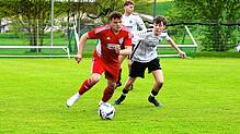 Der SV Hinterzarten (Daniel Hensler, links) setzte sich nicht gegen den SV Aasen (Moritz Bruch) durch und verlor 0:2.