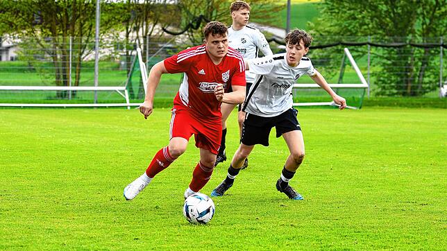 Der SV Hinterzarten (Daniel Hensler, links) setzte sich nicht gegen den SV Aasen (Moritz Bruch) durch und verlor 0:2.