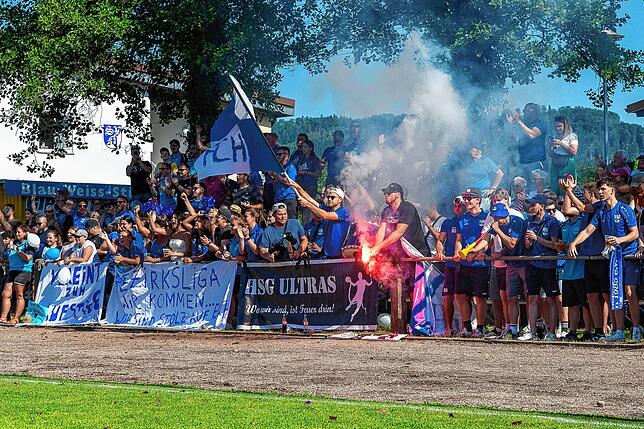 Fast eine Heimkulisse: Optisch und akustisch hatten die Fans des FC Hauingen die Sportanlage beim SV BW Murg im Griff. Doch am Ende ...