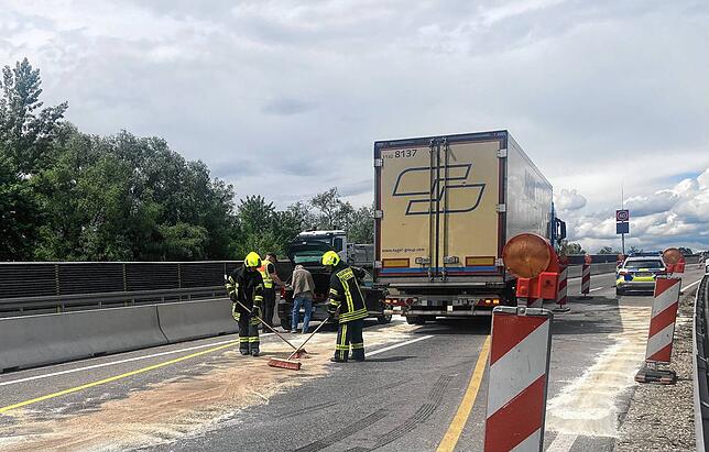 Die Einsatzkräfte der Feuerwehr reinigten den Fahrbahnbelag auf der B33.