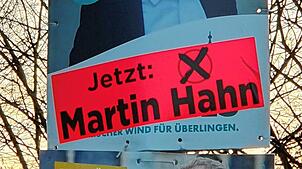 Kurzzeitig mit Störer ergänzt: Das Wahlplakat (Ausschnitt) von Dennis Michels.