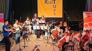 Die Streicherminis zeigten gekonnt ihren aktuellen musikalischen Ausbildungsstand. Da haben die Musiklehrerinnen und -lehrer ganze ...