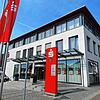 Blickfang im Zentrum der Insel: 2001 hat die Bezirkssparkasse Reichenau dieses imposante Gebäude in Mittelzell bezogen.