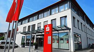 Blickfang im Zentrum der Insel: 2001 hat die Bezirkssparkasse Reichenau dieses imposante Gebäude in Mittelzell bezogen.