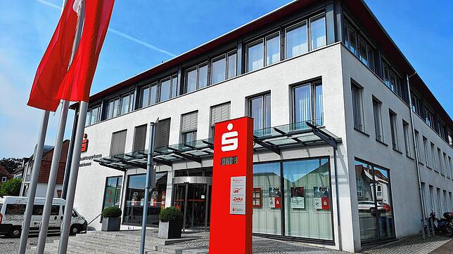 Blickfang im Zentrum der Insel: 2001 hat die Bezirkssparkasse Reichenau dieses imposante Gebäude in Mittelzell bezogen.