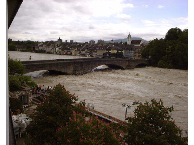 Bild 4: Als vor 20 Jahren der Rhein durch das Hotel Schiff floss: Spektakuläre Fotos vom Hochwasser in Rheinfelden