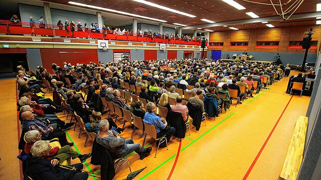 Die Lichtenberghalle in Oberuhldingen ist voll besetzt zur Vorstellung der fünf Bürgermeisterkandidaten.